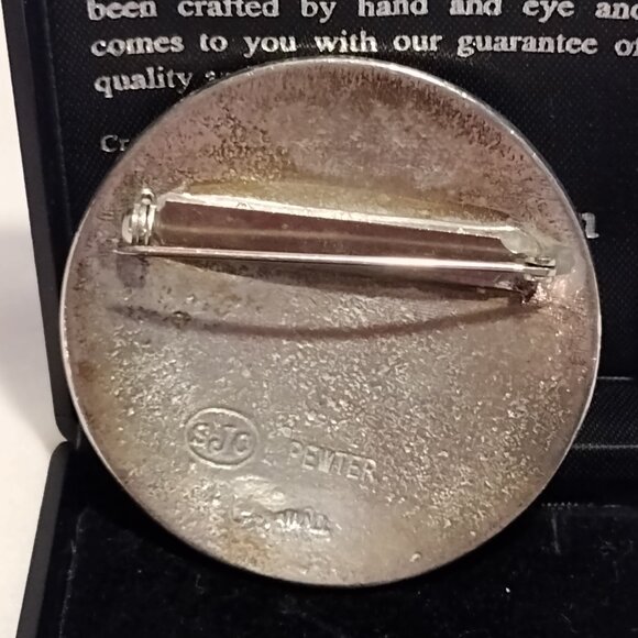 🎬 Vintage Round Pewter Brooch - Picture 4 of 7